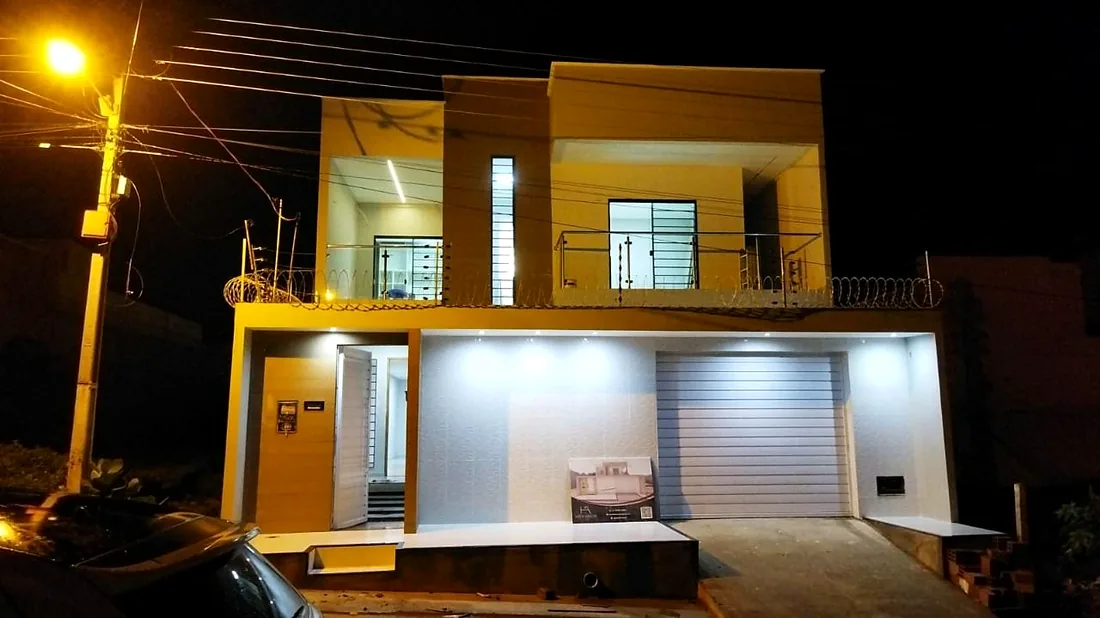 Fachada iluminada de casa entregue pela Oito Engenharia