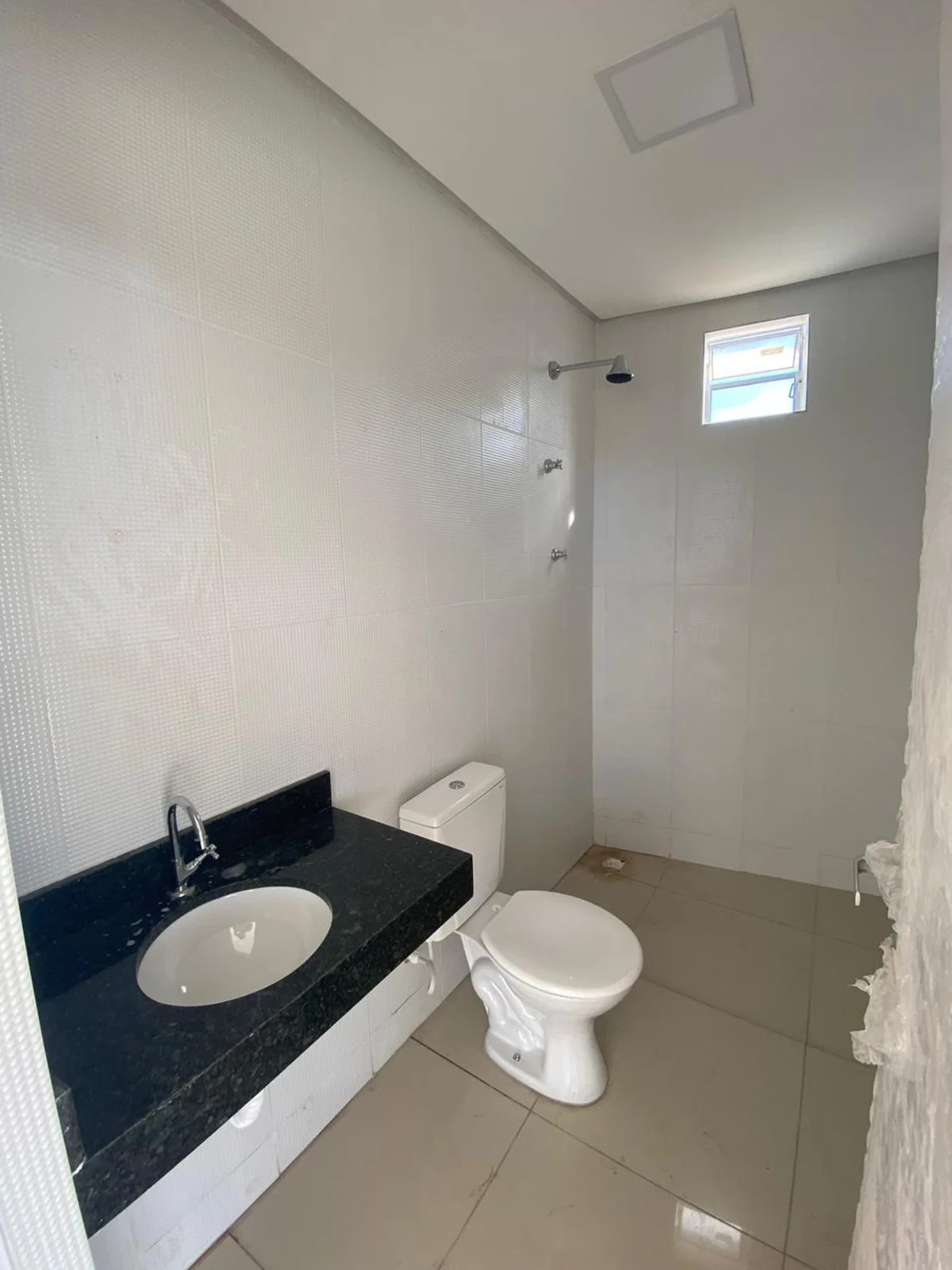 Banheiro de obra residencial da Oito Engenharia em Picos