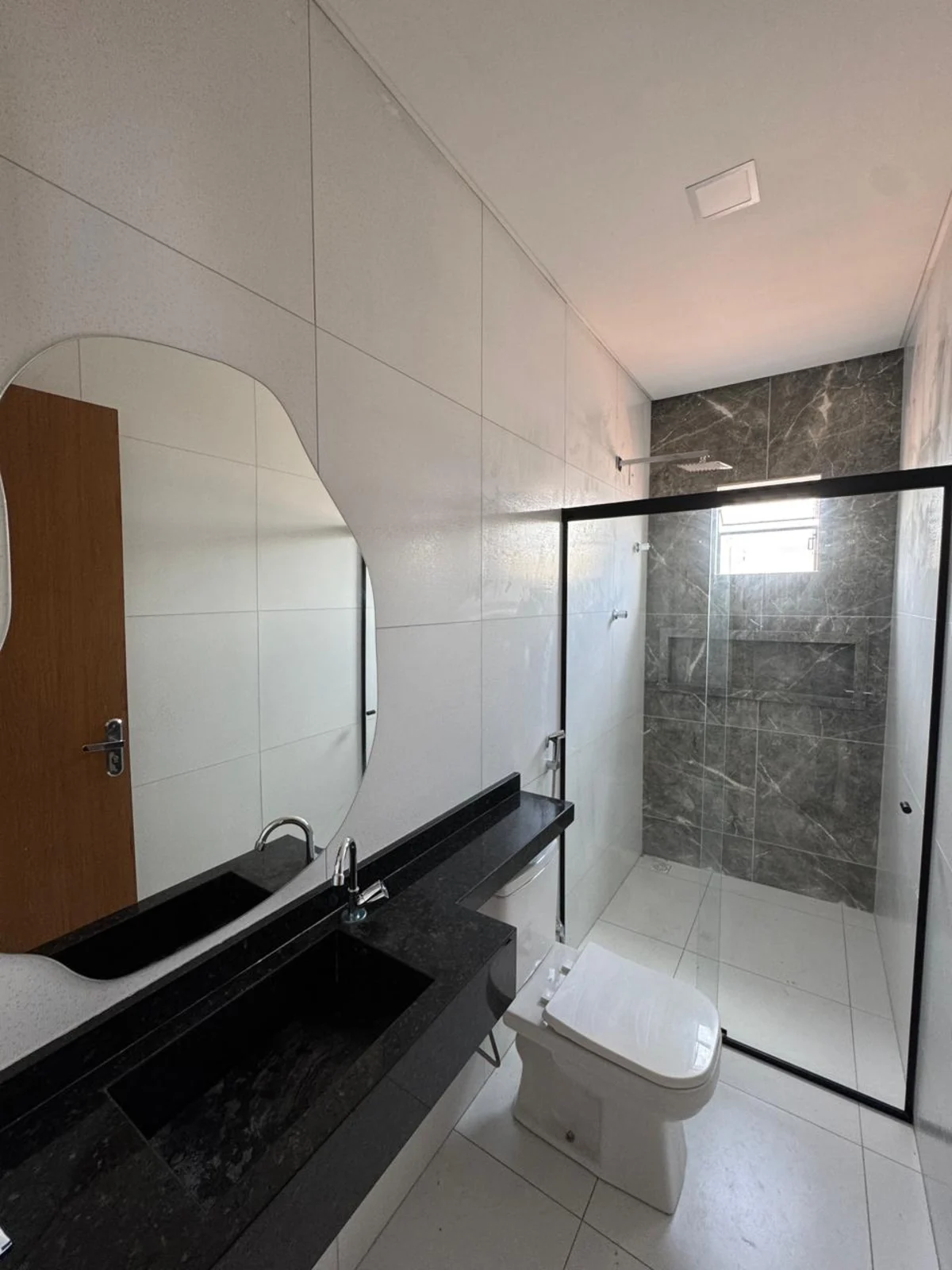 Banheiro de obra residencial entregue pela Oito Engenharia